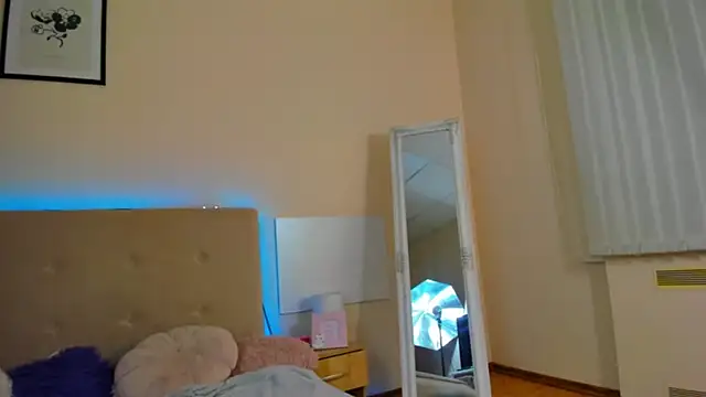 Snapshot of MelanieCuty chatting on June 2026 05:35:01 AM MelanieCuty online show from June 2026 05:35:01 AM