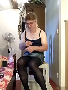stephie83 online show from May 2026 03:52:02 PM