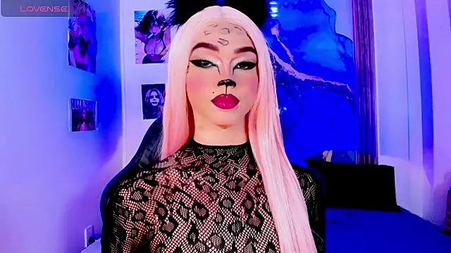 Snapshot of blonde_queen- chatting on June 2026 03:33:02 AM blonde queen- online show from June 2026 03:33:02 AM