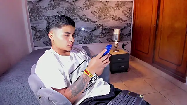 Liam Dustin online show from April 2026 09:43:02 PM