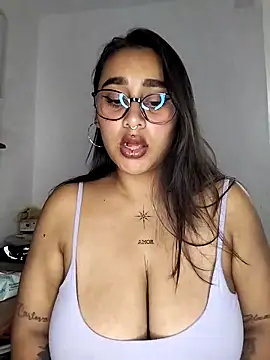 Snapshot of Mia_skyy18 chatting on May 2026 01:03:02 AM Mia skyy18 online show from May 2026 01:03:02 AM