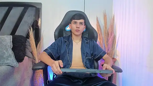 Andrew restrepoo online show from April 2026 11:09:02 PM