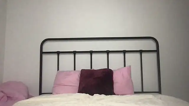 Juliadaheim online show from March 2026 07:18:02 PM