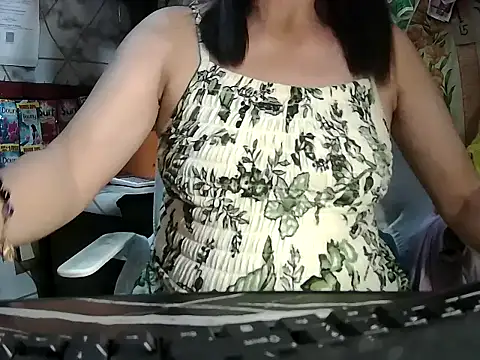 Snapshot of mommylicious_23 chatting on June 2026 01:24:02 PM mommylicious 23 online show from June 2026 01:24:02 PM