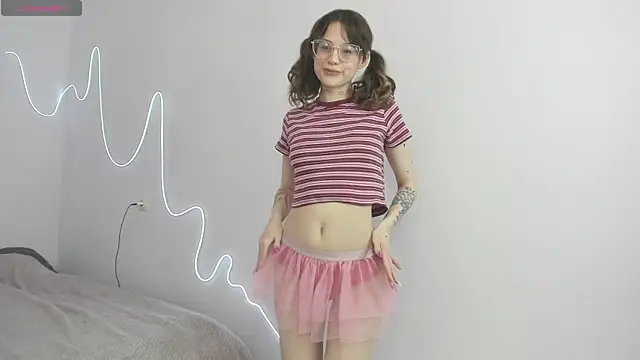 Lili pixxie  online show from April 2026 02:07:02 PM