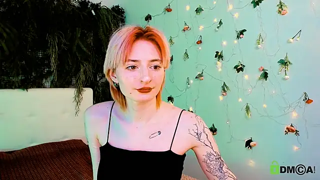 Snapshot of Kira__Cutie chatting on May 2026 12:40:02 AM Kira Cutie online show from May 2026 12:40:02 AM