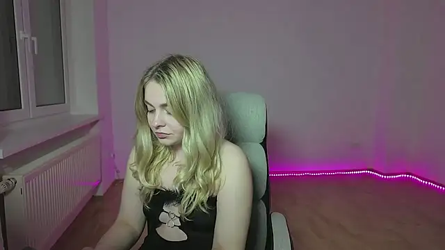 Snapshot of EvaKraz chatting on March 2026 11:09:01 PM EvaKraz online show from March 2026 11:09:01 PM