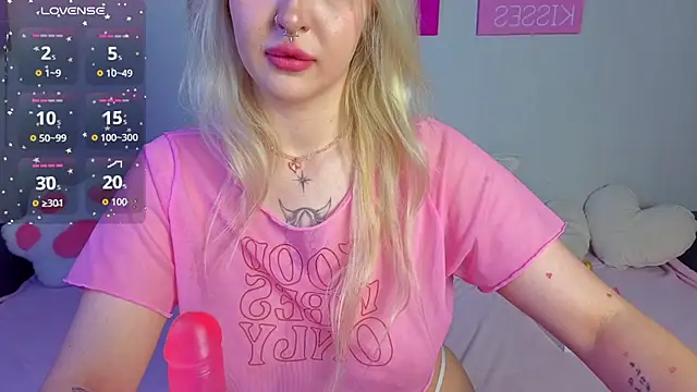 Snapshot of BlondieSummer chatting on July 2026 07:17:01 PM BlondieSummer online show from July 2026 07:17:01 PM