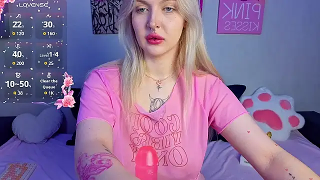 Snapshot of BlondieSummer chatting on August 2026 06:18:01 PM BlondieSummer online show from August 2026 06:18:01 PM
