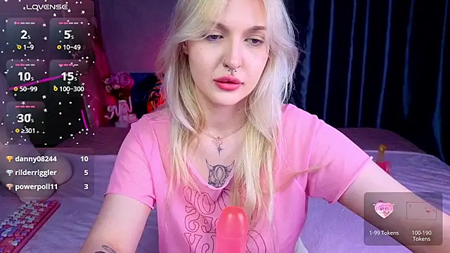 Snapshot of BlondieSummer chatting on August 2026 09:06:01 PM BlondieSummer online show from August 2026 09:06:01 PM