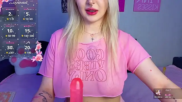 Snapshot of BlondieSummer chatting on August 2026 05:18:02 PM BlondieSummer online show from August 2026 05:18:02 PM