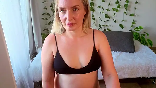 Snapshot of MonikFoxi chatting on June 2026 04:50:01 AM MonikFoxi online show from June 2026 04:50:01 AM