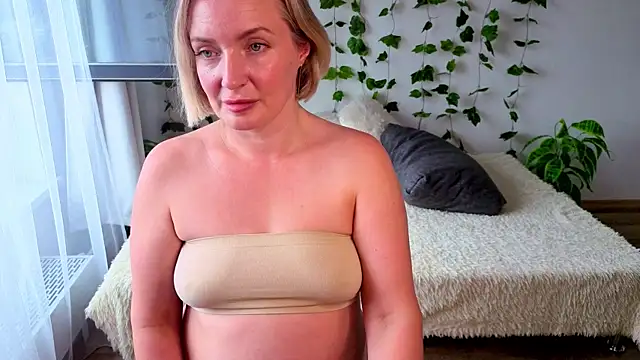 MonikFoxi online show from July 2026 04:25:01 AM