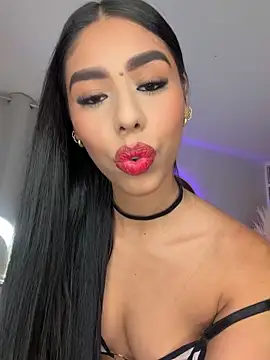 Snapshot of Rossie_Blooms chatting on May 2026 07:43:02 PM Rossie Blooms online show from May 2026 07:43:02 PM