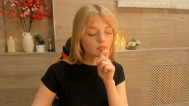 Snapshot of LoonelyTunes chatting on March 2026 11:43:02 AM LoonelyTunes online show from March 2026 11:43:02 AM