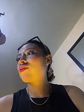 Snapshot of Itze_Mua chatting on May 2026 10:48:01 PM Itze Mua online show from May 2026 10:48:01 PM