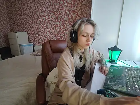 StijenaHunt online show from April 2026 01:14:02 PM