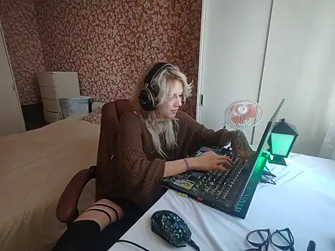 StijenaHunt online show from April 2026 01:20:01 PM