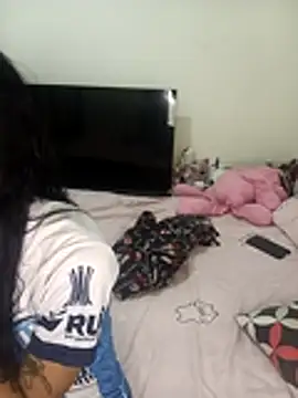 Yi Uzi online show from April 2026 11:46:02 PM