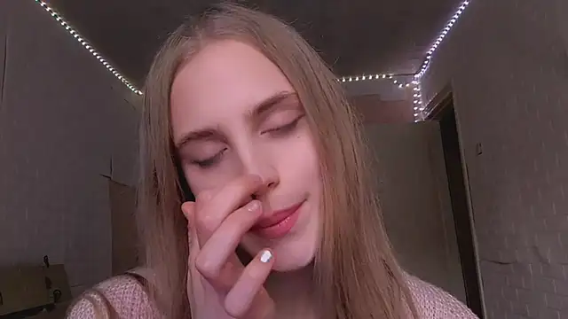 Snapshot of EveCoutch chatting on April 2026 11:40:02 AM EveCoutch online show from April 2026 11:40:02 AM