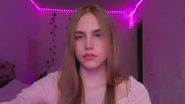 Snapshot of EveCoutch chatting on April 2026 01:16:01 PM EveCoutch online show from April 2026 01:16:01 PM