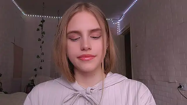 Snapshot of EveCoutch chatting on April 2026 12:09:02 PM EveCoutch online show from April 2026 12:09:02 PM