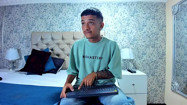 Snapshot of TurnerStar chatting on March 2026 12:05:02 PM TurnerStar online show from March 2026 12:05:02 PM