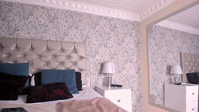 Snapshot of TurnerStar chatting on April 2026 12:02:01 PM TurnerStar online show from April 2026 12:02:01 PM