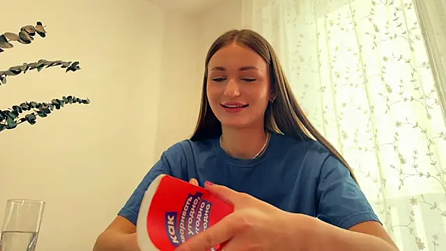 HallieHollo online show from April 2026 01:41:01 PM