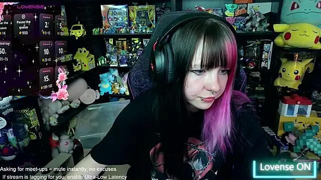 Snapshot of CutieTracer chatting on June 2026 04:06:01 PM CutieTracer online show from June 2026 04:06:01 PM