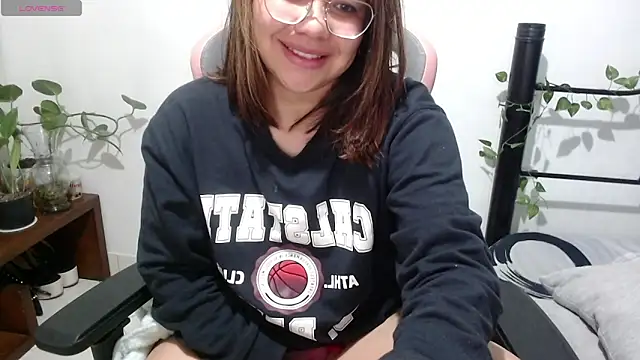 Snapshot of Elfi_333 chatting on June 2026 08:27:02 AM Elfi 333 online show from June 2026 08:27:02 AM