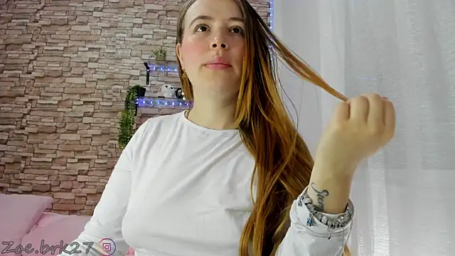 Snapshot of Zoe_brk chatting on May 2026 08:01:01 AM Zoe brk online show from May 2026 08:01:01 AM