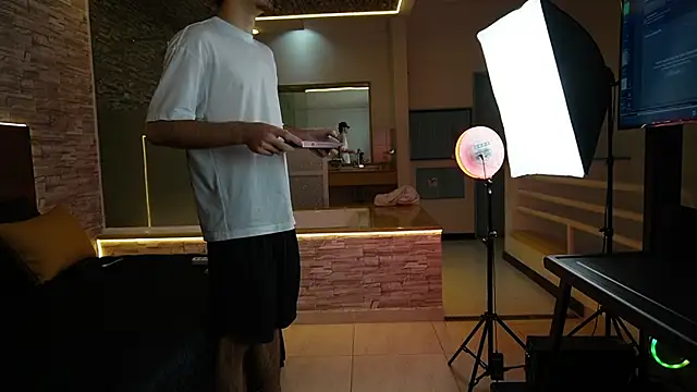 Enzo Crown online show from April 2026 08:25:02 PM