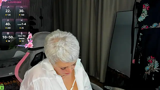 Linda Zef1r online show from May 2026 01:22:02 AM