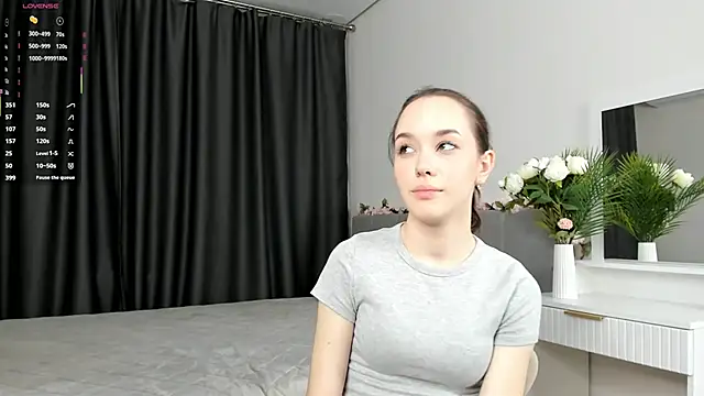 RoyceKintzel online show from April 2026 07:00:02 PM