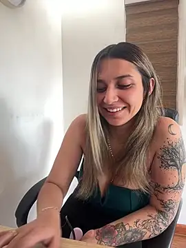 Snapshot of Isabella_varella- chatting on May 2026 01:38:02 PM Isabella varella- online show from May 2026 01:38:02 PM