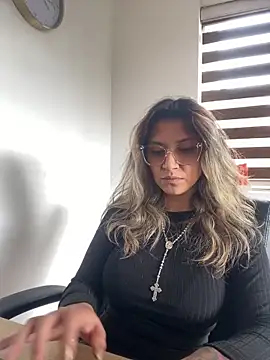 Snapshot of Isabella_varella- chatting on May 2026 02:56:01 PM Isabella varella- online show from May 2026 02:56:01 PM