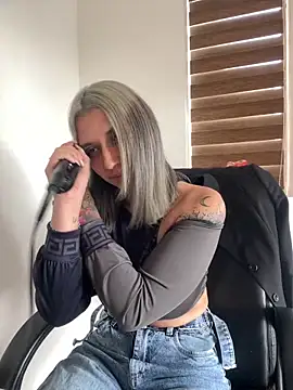 Snapshot of Isabella_varella- chatting on May 2026 01:29:01 PM Isabella varella- online show from May 2026 01:29:01 PM