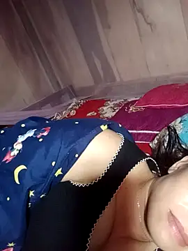 Snapshot of -Luni- chatting on July 2026 04:11:01 PM -Luni- online show from July 2026 04:11:01 PM