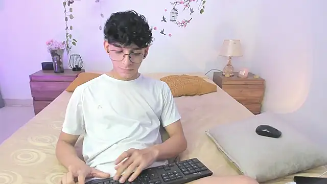Snapshot of Alazbel8 chatting on May 2026 09:46:01 AM Alazbel8 online show from May 2026 09:46:01 AM
