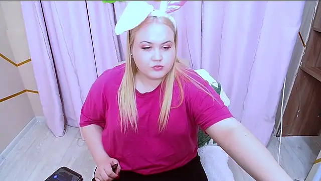 Snapshot of BlondeGlem chatting on April 2026 07:49:01 AM BlondeGlem online show from April 2026 07:49:01 AM