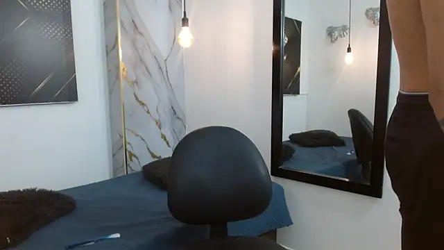 Snapshot of GoldenDesireX_ chatting on April 2026 07:19:01 PM GoldenDesireX online show from April 2026 07:19:01 PM