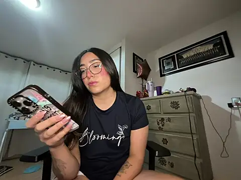 Snapshot of vampiralatina chatting on May 2026 05:12:01 AM vampiralatina online show from May 2026 05:12:01 AM