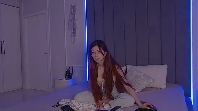 CarolineCox online show from April 2026 03:01:01 PM