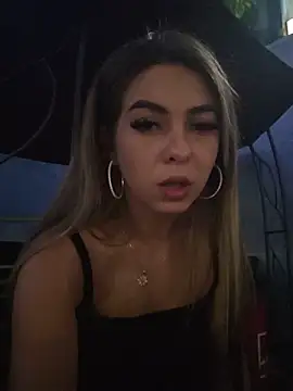Snapshot of AylinRosee chatting on June 2026 06:34:01 PM AylinRosee online show from June 2026 06:34:01 PM