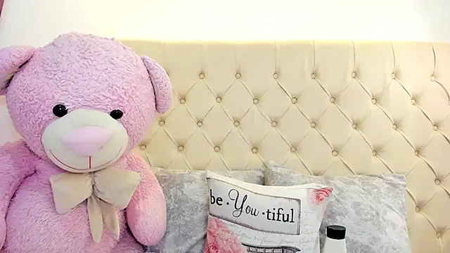 Snapshot of paula_amira chatting on April 2026 12:43:01 PM paula amira online show from April 2026 12:43:01 PM