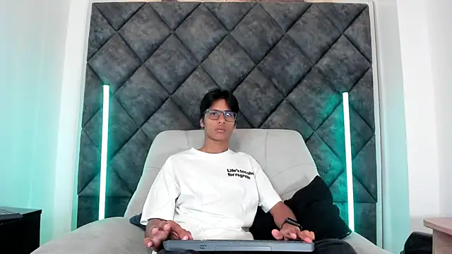 Snapshot of LiamKron chatting on May 2026 10:36:01 AM LiamKron online show from May 2026 10:36:01 AM