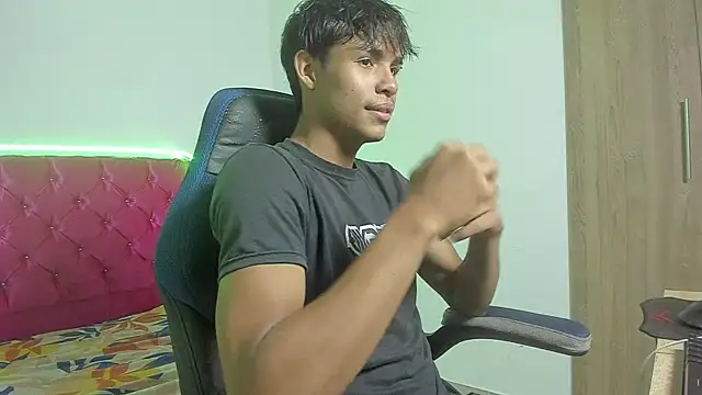 Snapshot of skinny_sam chatting on April 2026 02:48:01 AM skinny sam online show from April 2026 02:48:01 AM