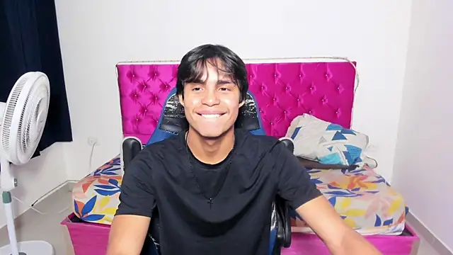 Snapshot of skinny_sam chatting on July 2026 03:56:02 AM skinny sam online show from July 2026 03:56:02 AM