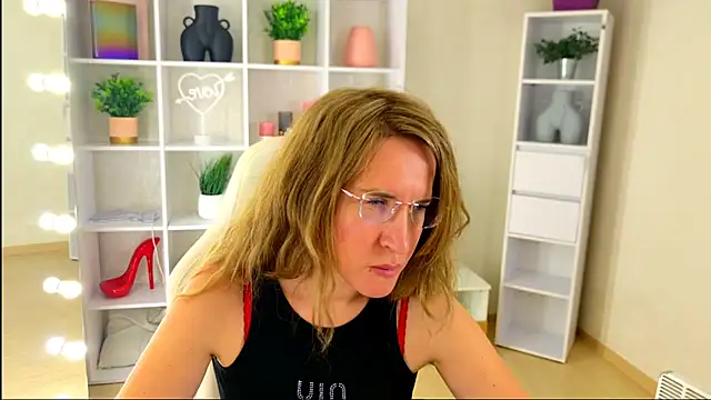 Snapshot of MollyLoll chatting on July 2026 01:03:02 PM MollyLoll online show from July 2026 01:03:02 PM
